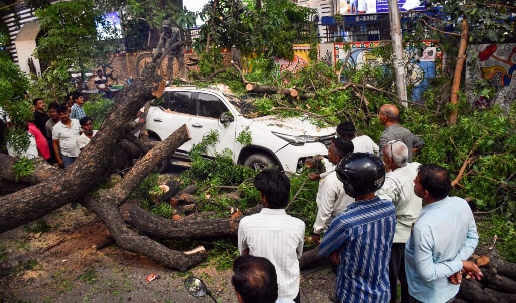 UP: 22 जिलों में कुदरत का रौद्र रूप, तूफान-बारिश से 111 की मौत, CM Yogi का आदेश- युद्धस्तर पर हो Relief Work UP: 22 जिलों में कुदरत का रौद्र रूप, तूफान-बारिश से 111 की मौत, CM Yogi का आदेश- युद्धस्तर पर हो Relief Work