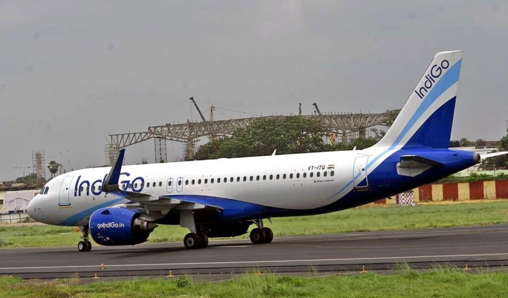 Vadodara Airport पर IndiGo Flight में मची अफरा-तफरी, आधे घंटे तक अंधेरे और उमस में बैठे रहे 160 यात्री, AC भी हुआ ठप Vadodara Airport पर IndiGo Flight में मची अफरा-तफरी, आधे घंटे तक अंधेरे और उमस में बैठे रहे 160 यात्री, AC भी हुआ ठप