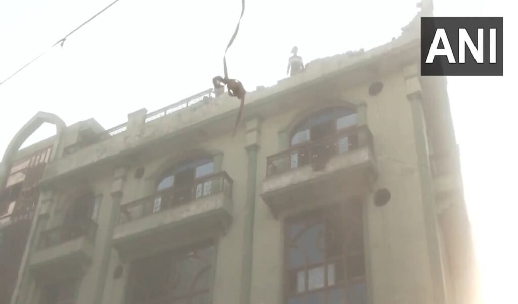 Varanasi में PWD का बड़ा एक्शन, Heavy Force की तैनाती के बीच Waqf संपत्ति पर चला Bulldozer Varanasi में PWD का बड़ा एक्शन, Heavy Force की तैनाती के बीच Waqf संपत्ति पर चला Bulldozer