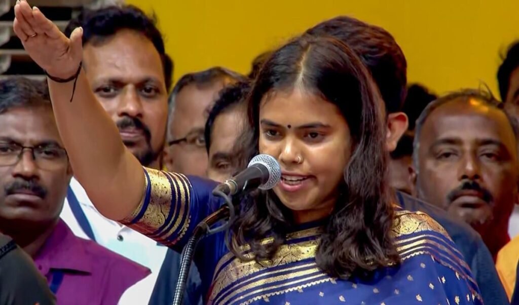 Vijay की Cabinet में एकमात्र महिला S. Keerthana, 29 की उम्र में बनीं सबसे युवा मंत्री, बोलती हैं फर्राटेदार हिंदी Vijay की Cabinet में एकमात्र महिला S. Keerthana, 29 की उम्र में बनीं सबसे युवा मंत्री, बोलती हैं फर्राटेदार हिंदी