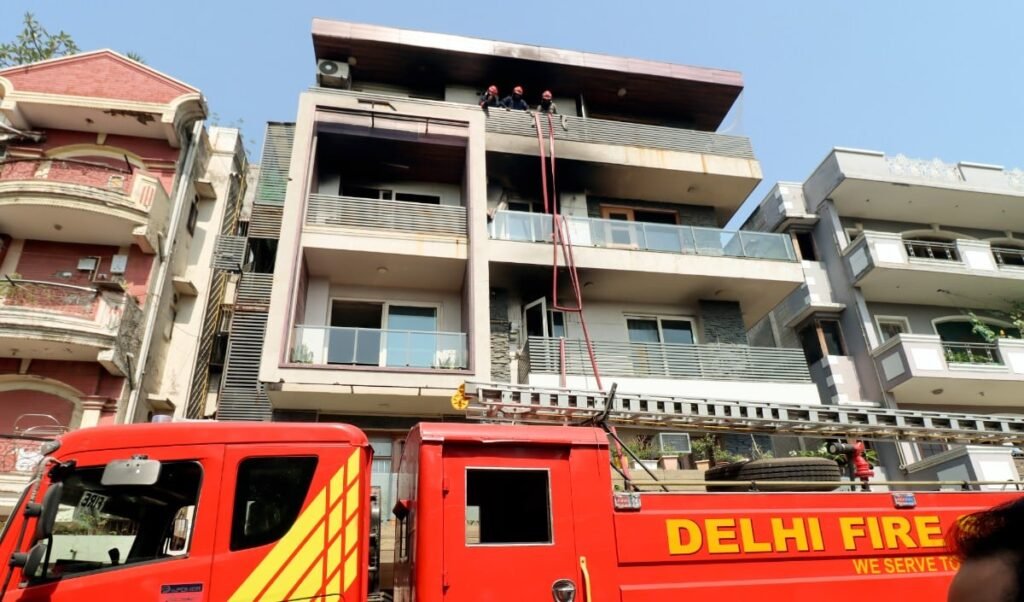 Vivek Vihar Fire Tragedy: सुरक्षा ही बनी 9 लोगों का काल, ग्रिल और बंद ताले ने बनाया इमारत को मौत का चैंबर
