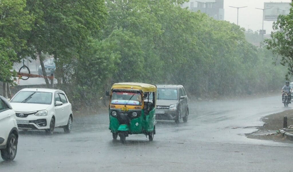Weather Alert: दिल्ली, यूपी, राजस्थान में अगले 48 घंटे भारी, तेज हवाओं के साथ ओले गिरने की आशंका