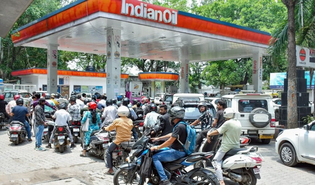 West Asia Crisis के बीच Fuel Supply पर सरकार का आश्वासन, बोली- तेल, LPG का पर्याप्त भंडार है