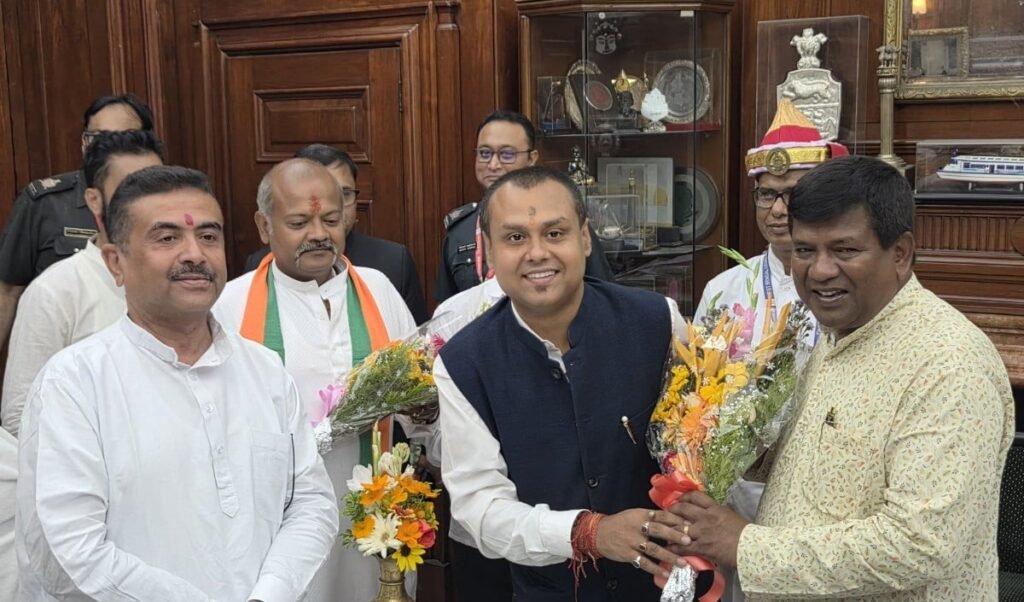 West Bengal Assembly के नए अध्यक्ष बने BJP के रथिंद्र बोस, Suvendu Adhikari ने कुर्सी तक पहुंचाया
