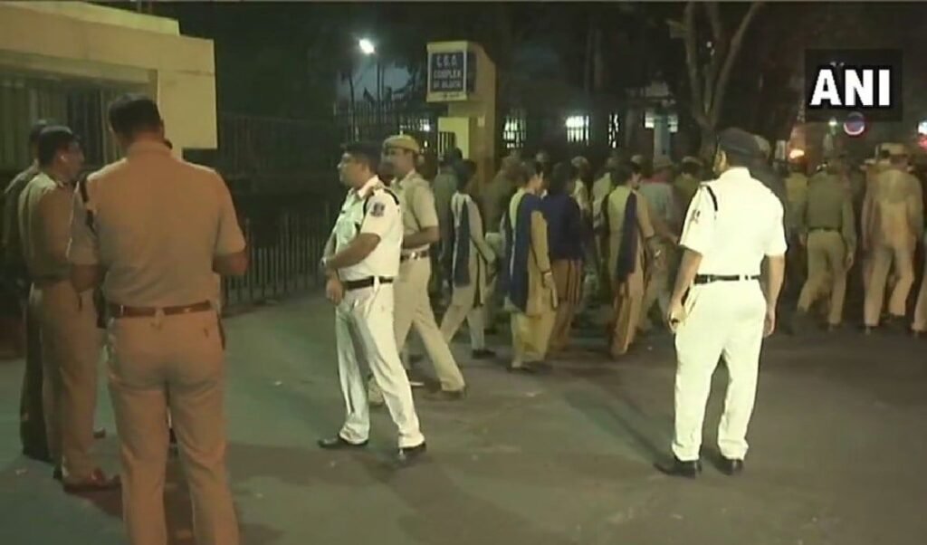 West Bengal में TMC पर एक्शन जारी, धमकी-धोखाधड़ी में पार्टी नेता Sheikh Wasul गिरफ्तार West Bengal में TMC पर एक्शन जारी, धमकी-धोखाधड़ी में पार्टी नेता Sheikh Wasul गिरफ्तार