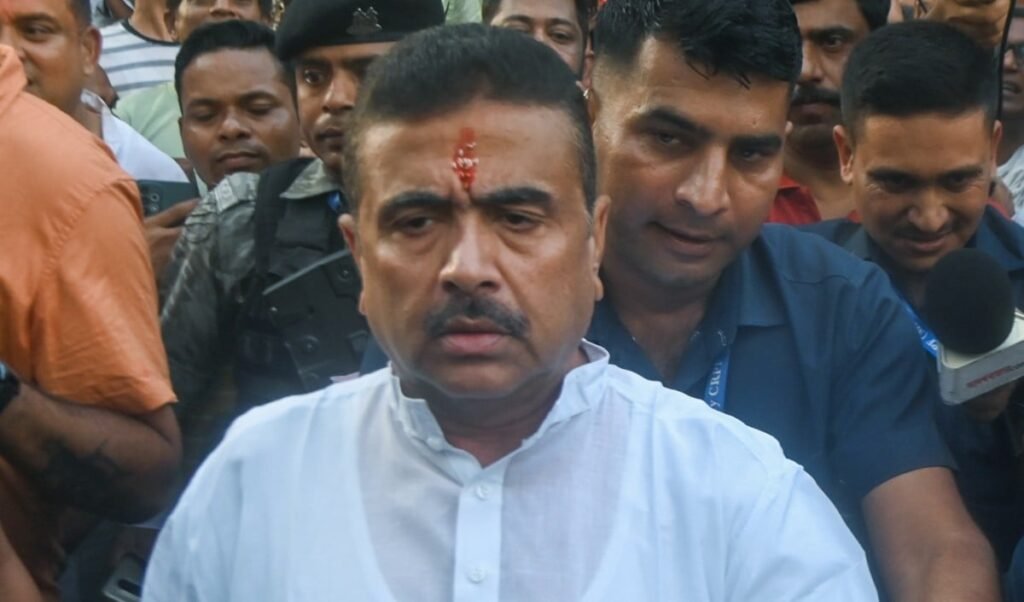 West Bengal में बड़ा बदलाव! Salt Lake Stadium से हटेगी Mamata Banerjee द्वारा डिज़ाइन की गई ‘फुटबॉल मूर्ति’, खेल मंत्री ने बताया बेतुकी