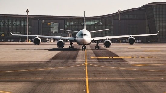 Why are airplane windows always oval? Know the answers to all those random questions about flights Why are airplane windows always oval? Know the answers to all those random questions about flights