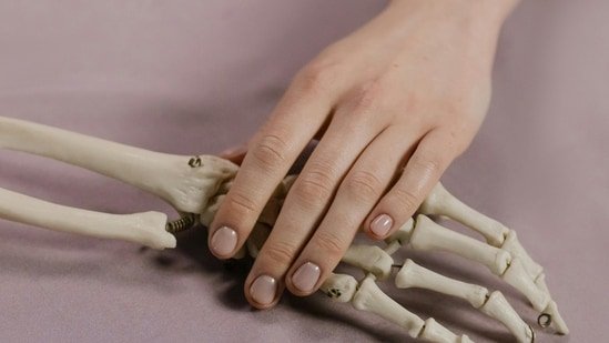 Why do women start losing bone strength earlier than they think: Everyday habits silently making it worse Why do women start losing bone strength earlier than they think: Everyday habits silently making it worse