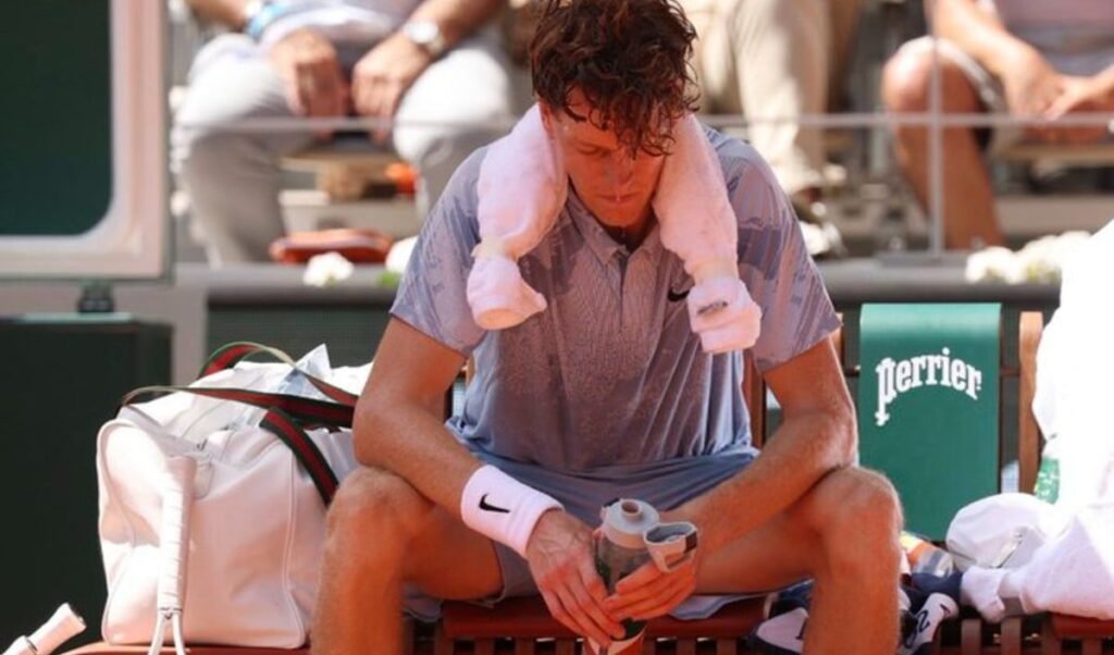 Yannik Sinner की Shocking Exit, जीता हुआ मैच हारे, Paris की गर्मी से French Open में बिगड़ी तबीयत