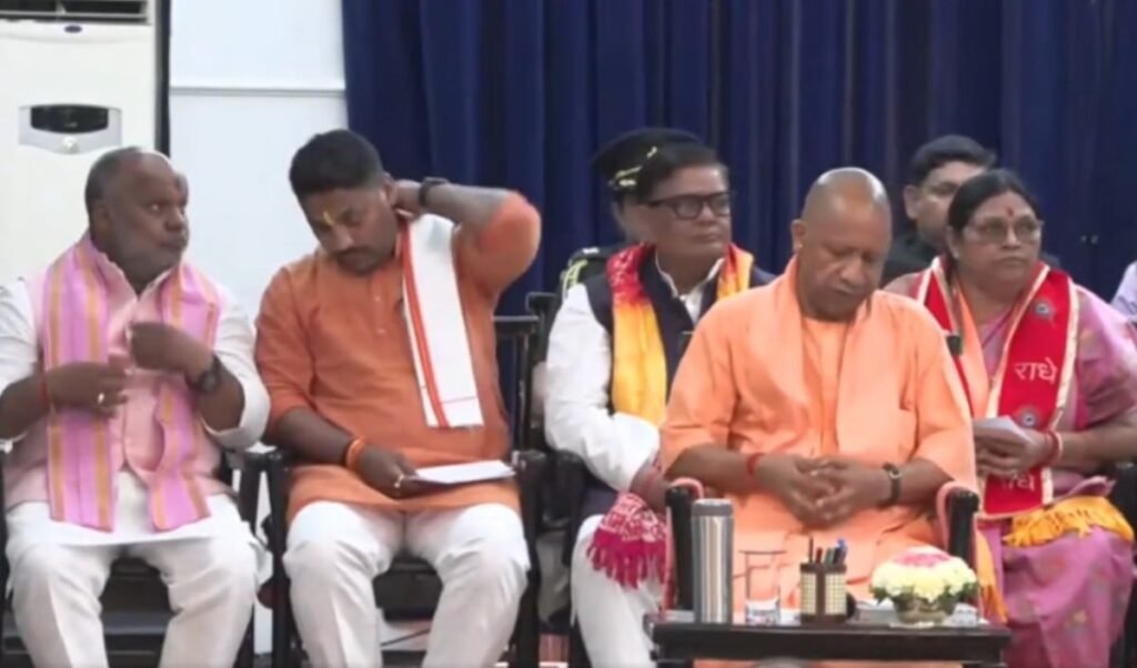 Yogi Adityanath का बड़ा दांव, कैबिनेट विस्तार से साधे कई समीकरण, 6 नए चेहरों को मिली जगह Yogi Adityanath का बड़ा दांव, कैबिनेट विस्तार से साधे कई समीकरण, 6 नए चेहरों को मिली जगह