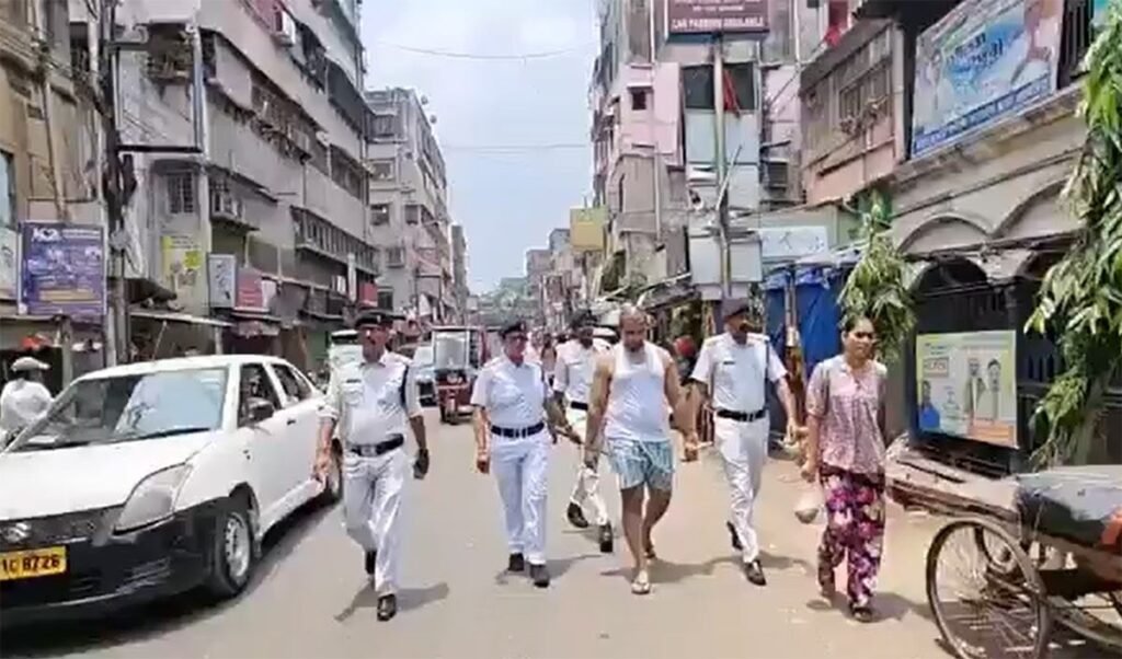 Yogi राज की तरह Bengal में भी गैंगस्टरों पर टूट रहा पुलिस का कहर, Gangster Akash Singh को Police ने कच्छे में सड़कों पर घुमाया Yogi राज की तरह Bengal में भी गैंगस्टरों पर टूट रहा पुलिस का कहर, Gangster Akash Singh को Police ने कच्छे में सड़कों पर घुमाया