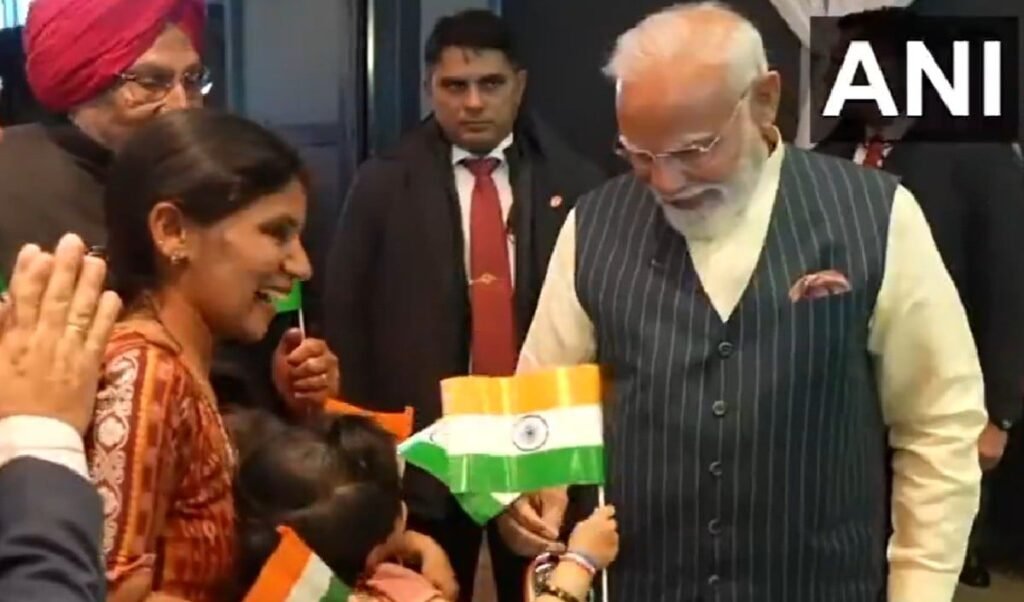 how pm modi met indians in the netherlands slogans like sher has come lion has come echoed
