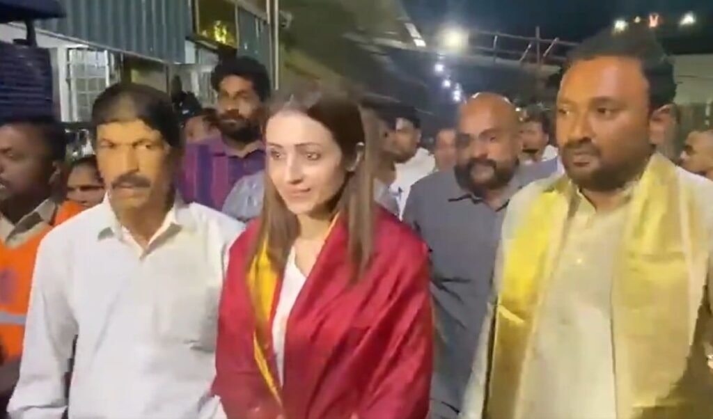 trisha krishnan offers prayers at tirupati devotion on birthday or a prayer for vijay victory