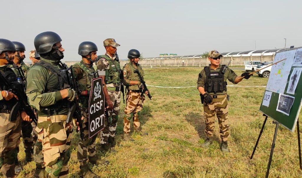 आतंकी हमले से निपटने की तैयारी, Delhi Airport पर CISF समेत कई Agencies का संयुक्त Mock Drill आतंकी हमले से निपटने की तैयारी, Delhi Airport पर CISF समेत कई Agencies का संयुक्त Mock Drill