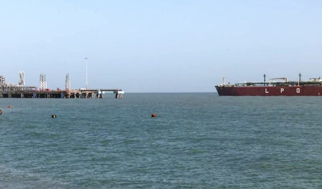 ईरान का Hormuz Strait पर पूरा 'Control', जहाजों के लिए परमिट अब अनिवार्य, GLOBAL टेंशन!