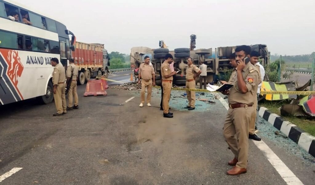 उन्नाव में Agra-Lucknow Expressway पर बेकाबू होकर पलटी डबल-डेकर बस, सब-इंस्पेक्टर और कैदी समेत 6 की मौत उन्नाव में Agra-Lucknow Expressway पर बेकाबू होकर पलटी डबल-डेकर बस, सब-इंस्पेक्टर और कैदी समेत 6 की मौत