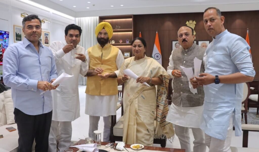 चुनावी जीत पर BJP का ‘मीठा’ जश्न, Delhi CM रेखा गुप्ता ने सचिवालय में बांटी झालमुड़ी और रसगुल्ला