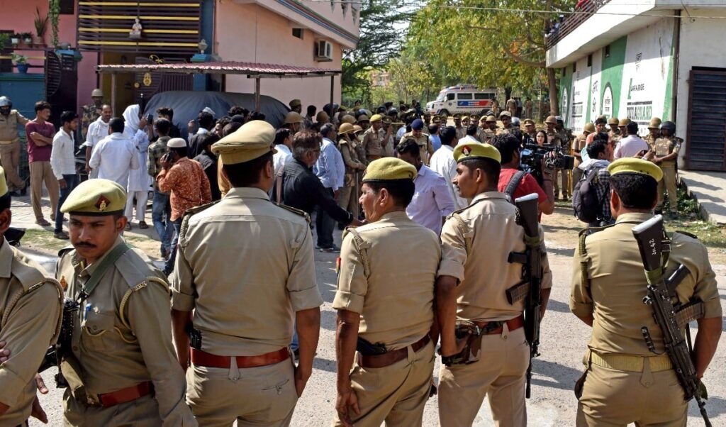 झांसी में ऑनलाइन सट्टे के बड़े नेटवर्क का भंडाफोड़! करोड़ों का सोना-चांदी और नकदी बरामद, दो महिलाएं गिरफ्तार, सिपाही बर्खास्त