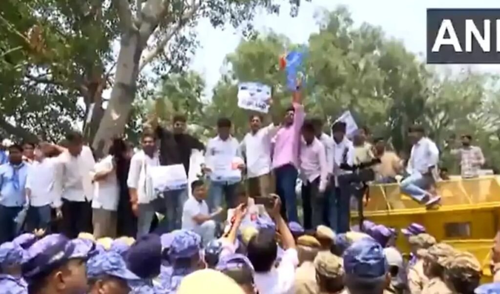 डॉक्टर की डिग्री बिक रही है…NEET Paper Leak पर छात्रों का ‘गुस्सा’ सातवें आसमान पर, NSUI का प्रदर्शन