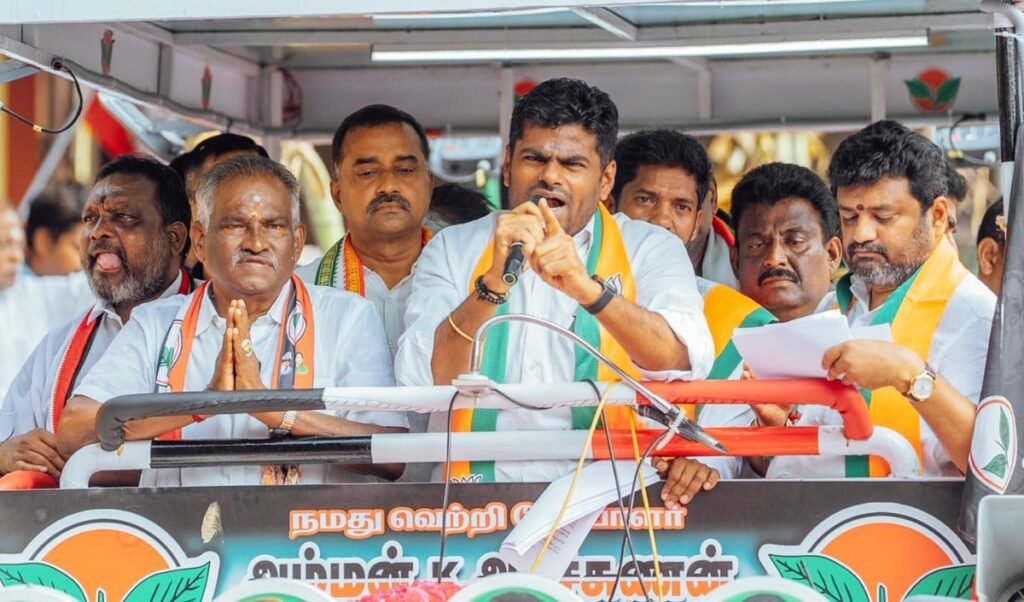 तमिलनाडु में सियासी भूचाल: AIADMK में बड़ी टूट के संकेत, 30 से ज़्यादा विधायक विजय की TVK का थाम सकते हैं दामन