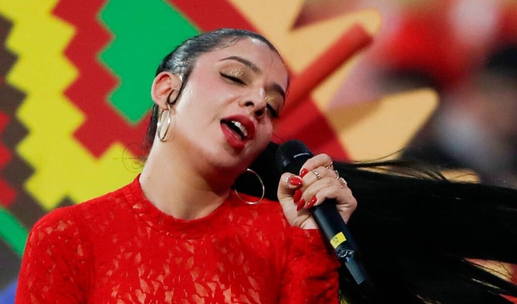 देहरादून कॉन्सर्ट में अफरा-तफरी! बैरिकेड गिरने से सिंगर Jasmine Sandlas ने बीच में रोका शो, माइक पर लगाए 'वाहे गुरु' के नारे देहरादून कॉन्सर्ट में अफरा-तफरी! बैरिकेड गिरने से सिंगर Jasmine Sandlas ने बीच में रोका शो, माइक पर लगाए 'वाहे गुरु' के नारे
