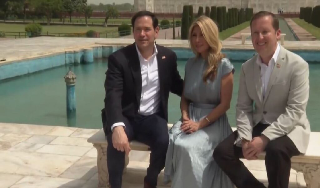 पत्नी संग Taj Mahal पहुंचे US Senator Marco Rubio, बोले- ये दुनिया के प्रेम का खजाना है पत्नी संग Taj Mahal पहुंचे US Senator Marco Rubio, बोले- ये दुनिया के प्रेम का खजाना है