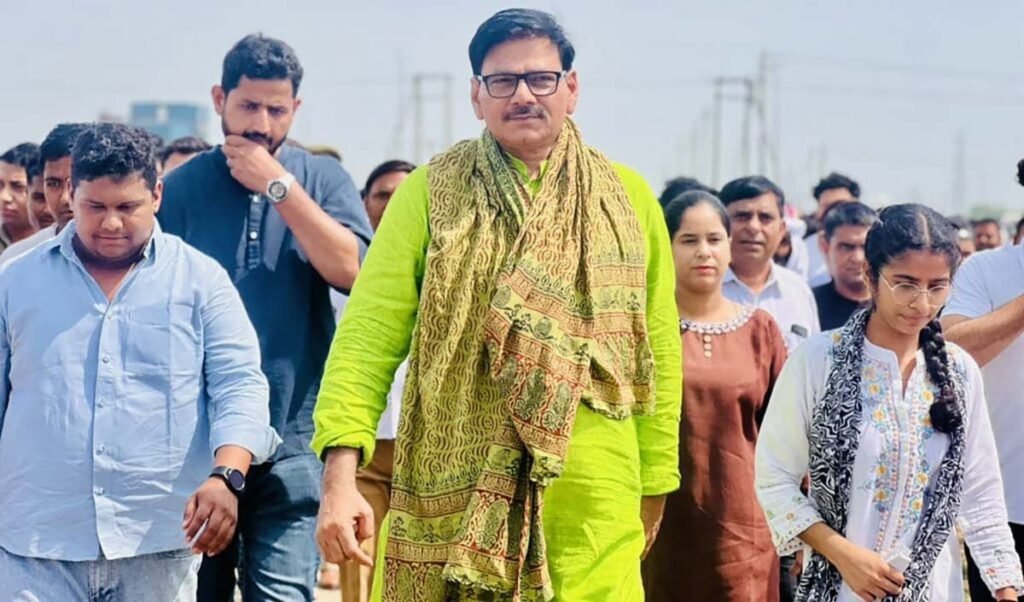 परी चौक पर यात्रियों की असुविधा को लेकर विधायक जेवर ने जताई चिंता परी चौक पर यात्रियों की असुविधा को लेकर विधायक जेवर ने जताई चिंता