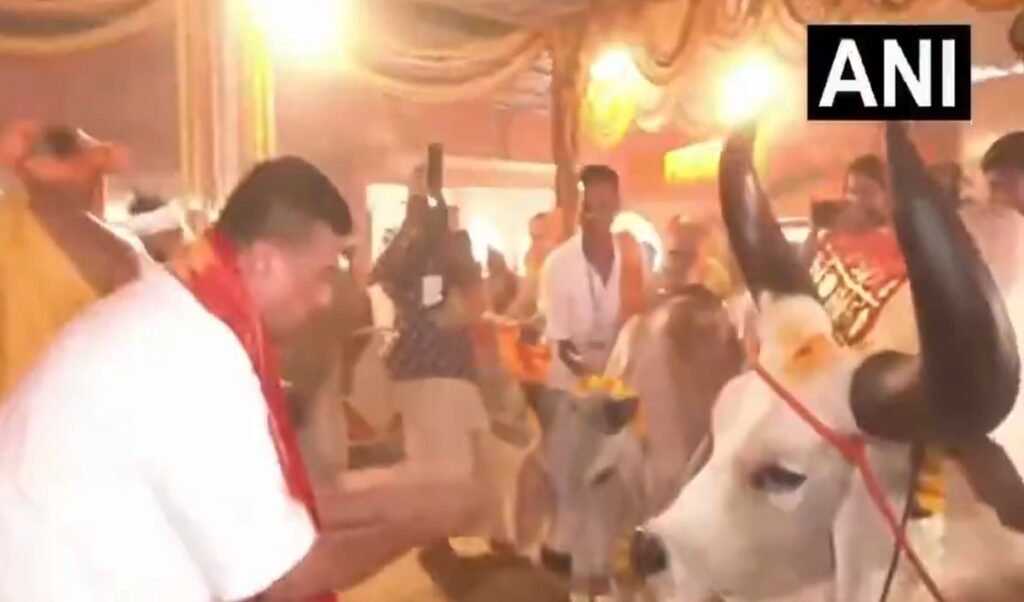 पश्चिम बंगाल CM Suvendu Adhikari ने ISKCON Mayapur में की गौ पूजा, लिया आशीर्वाद पश्चिम बंगाल CM Suvendu Adhikari ने ISKCON Mayapur में की गौ पूजा, लिया आशीर्वाद