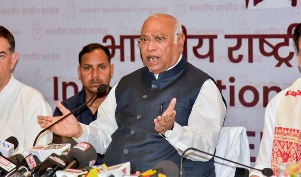 पेट्रोल-डीजल की महंगाई पर Kharge का PM Modi पर हमला, जनता की Loot, Adani को छूट पेट्रोल-डीजल की महंगाई पर Kharge का PM Modi पर हमला, जनता की Loot, Adani को छूट