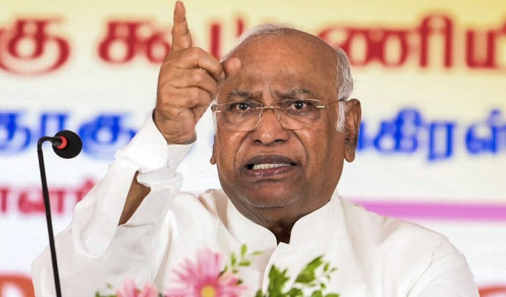 बढ़ते Fuel Price पर Kharge का वार: PM Modi को गरीब नहीं, विदेश यात्रा प्यारी बढ़ते Fuel Price पर Kharge का वार: PM Modi को गरीब नहीं, विदेश यात्रा प्यारी