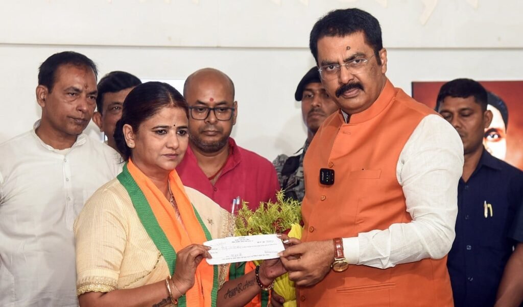 बिहार में RJD को बड़ा झटका! ‘मुखिया दीदी’ Ritu Jaiswal ने थामा BJP का दामन बिहार में RJD को बड़ा झटका! ‘मुखिया दीदी’ Ritu Jaiswal ने थामा BJP का दामन