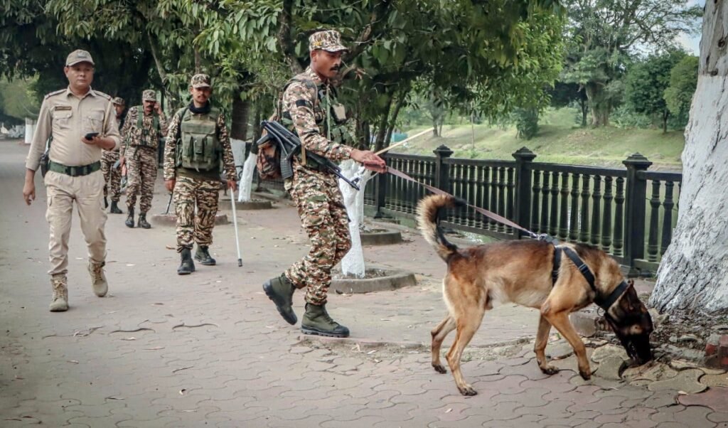बेंगलुरु में पीएम मोदी के काफिले के रास्ते में बारूद बिछे थे… सुरक्षा में महा-चूक, कुछ भी हो सकता था अनहोनी का अंदेशा! बेंगलुरु में पीएम मोदी के काफिले के रास्ते में बारूद बिछे थे… सुरक्षा में महा-चूक, कुछ भी हो सकता था अनहोनी का अंदेशा!