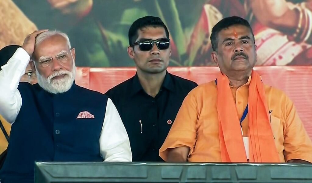 भगवा कुर्ते में Rabindranath Tagore के दर पर पहुंचे Suvendu Adhikari, Bengal CM की कुर्सी संभालने से पहले किया नमन