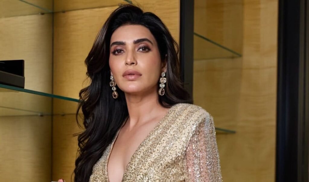 भजन-कीर्तन के साथ हुई Karishma Tanna गोद भराई की रस्में, पिंक साड़ी में छाया Mom-To-Be का ग्लो