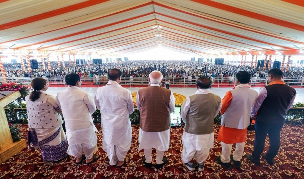 मंच पर थे मोदी, शाह, राजनाथ समेत वीवीआईपी, Himanta Biswa Sharma के शपथग्रहण में कारतूस लेकर पहुंचा शख्स मंच पर थे मोदी, शाह, राजनाथ समेत वीवीआईपी, Himanta Biswa Sharma के शपथग्रहण में कारतूस लेकर पहुंचा शख्स