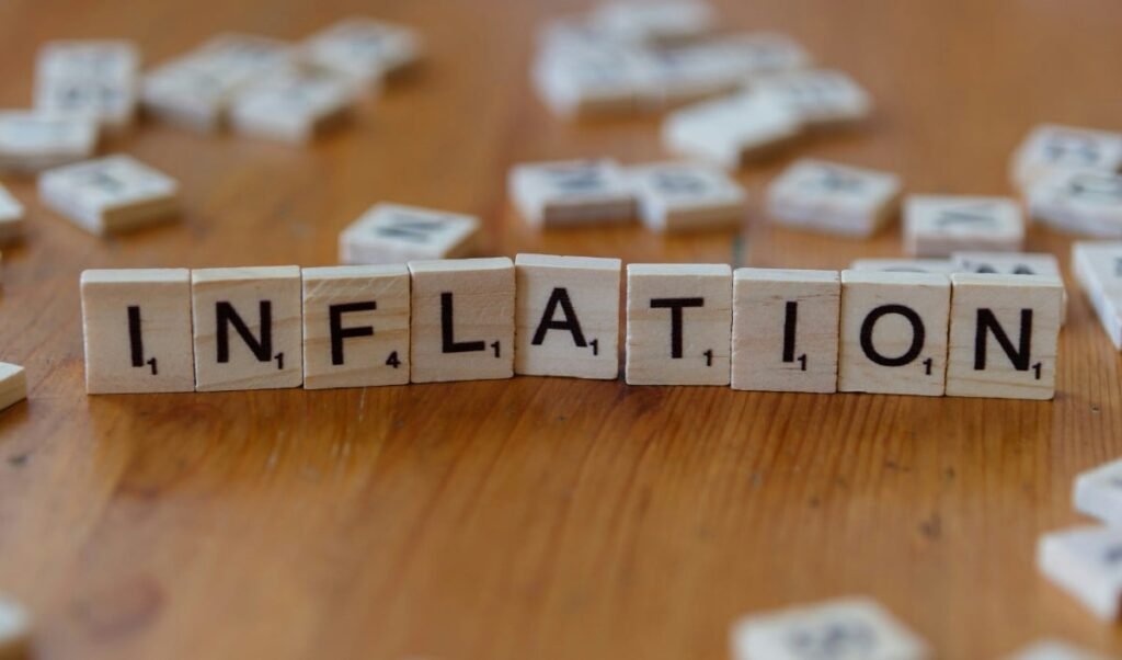 महंगाई का डबल झटका: April Inflation Rate साल के शिखर पर, RBI ने भी दी बड़ी Warning