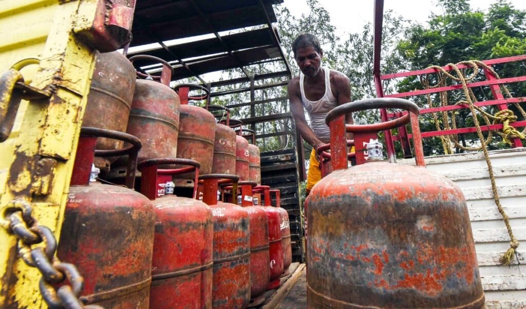महंगाई का बड़ा झटका! कमर्शियल LPG सिलेंडर ₹993 महंगा, दिल्ली में कीमत ₹3000 के पार | Commercial LPG Price Hike
