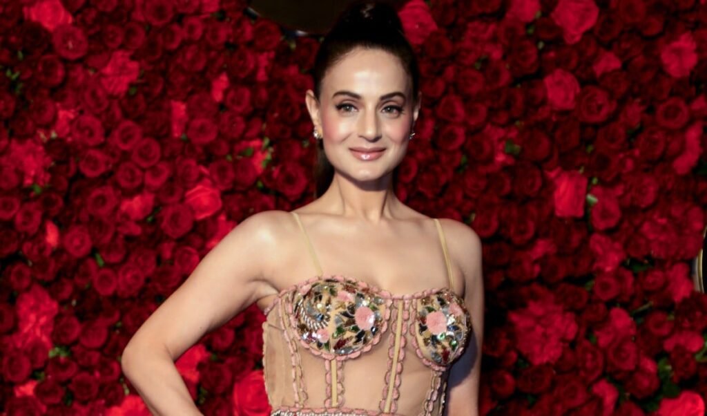 मौत को छूकर भारत लौटीं 'सकीना'! खाड़ी में मिसाइल अटैक के बीच फँसा Ameesha Patel का विमान, 24 घंटे बाद मुंबई में ली राहत की सांस