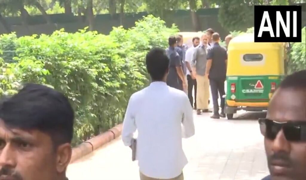 राहुल गांधी का Delhi में Auto Drivers संग Lunch, बढ़ती Fuel Price की सुनी चिंताएं राहुल गांधी का Delhi में Auto Drivers संग Lunch, बढ़ती Fuel Price की सुनी चिंताएं