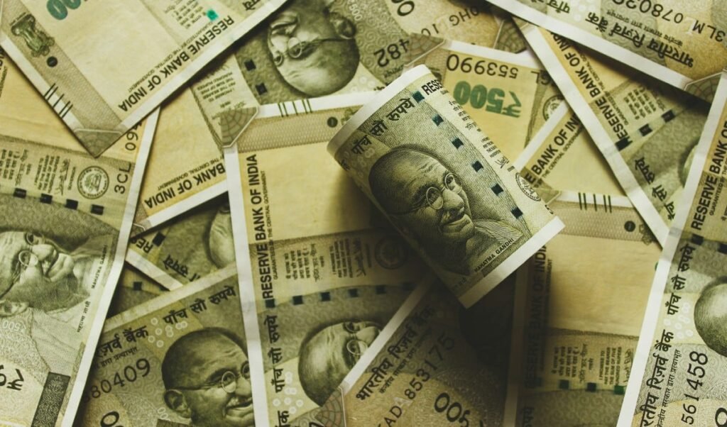 रुपये में ऐतिहासिक गिरावट, US Dollar के मुकाबले Record Low 95.23 के स्तर पर पहुंचा।