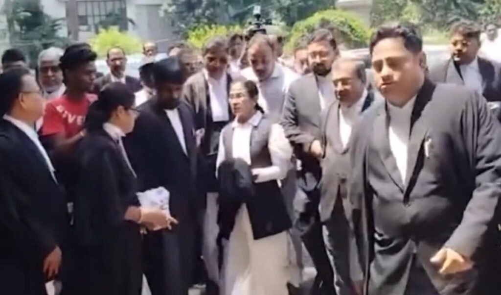 वकील की ड्रेस पहनकर कलकत्ता HC पहुंचीं ममता बनर्जी,  चीफ जस्टिस की अदालत में करेंगी बहस