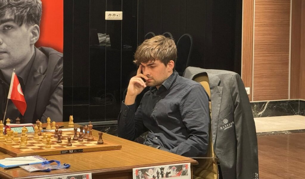 शतरंज के 'किंग' Magnus Carlsen का अजेय रथ रुका, एक साल बाद Jorden van Foreest ने दी करारी मात