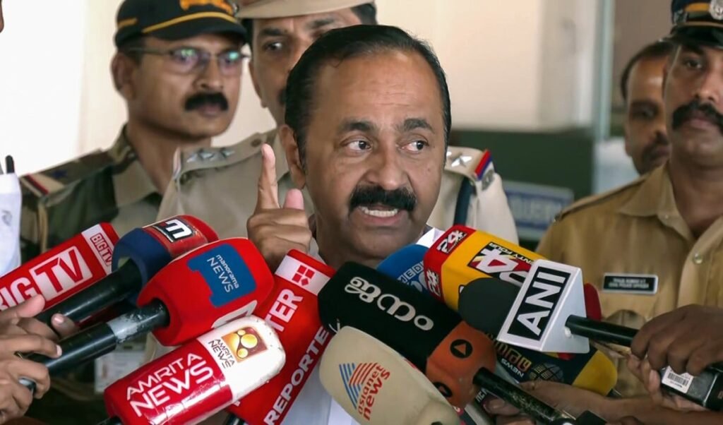 शपथ ग्रहण के चंद घंटों बाद एक्शन में Kerala सरकार, CM Satheesan ने Ministers के साथ की पहली बैठक। शपथ ग्रहण के चंद घंटों बाद एक्शन में Kerala सरकार, CM Satheesan ने Ministers के साथ की पहली बैठक।