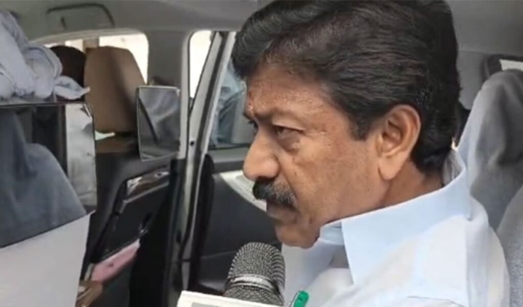 AIADMK में बड़ी बगावत! पूर्व मंत्री C Vijayabaskar ने MLA पद छोड़ा, Tamil Nadu में सियासी भूचाल AIADMK में बड़ी बगावत! पूर्व मंत्री C Vijayabaskar ने MLA पद छोड़ा, Tamil Nadu में सियासी भूचाल