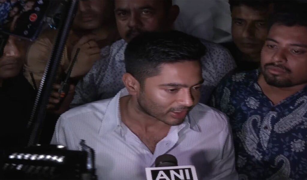Abhishek Banerjee की दोहरी घेराबंदी: 11 घंटे ED की पूछताछ, फिर Speaker की 2 घंटे की डेडलाइन Abhishek Banerjee की दोहरी घेराबंदी: 11 घंटे ED की पूछताछ, फिर Speaker की 2 घंटे की डेडलाइन