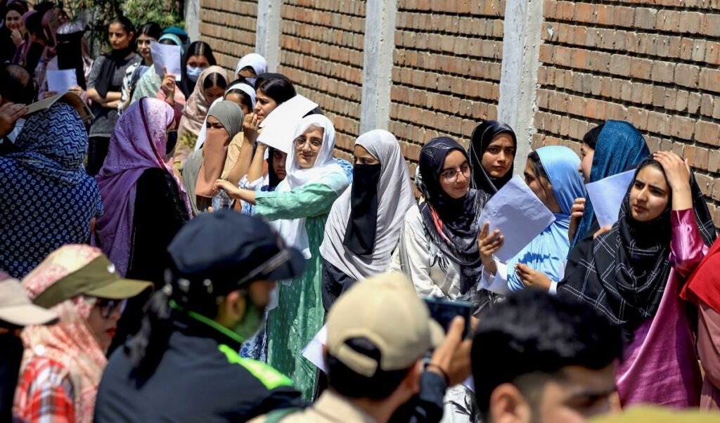 Ahmedabad में NEET Re Exam सेंटर पर हिजाब को लेकर भारी हंगामा, बुलानी पड़ी पुलिस Ahmedabad में NEET Re Exam सेंटर पर हिजाब को लेकर भारी हंगामा, बुलानी पड़ी पुलिस