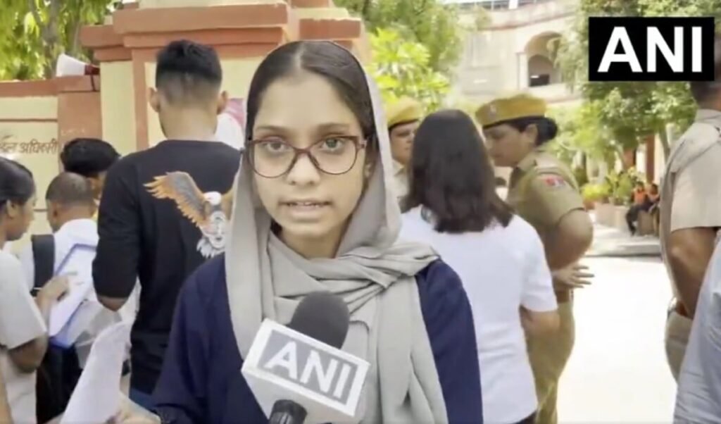 Ajmer: NEET Re Exam सेंटर पर बुर्के को लेकर हंगामा, Police के दखल के बाद शांत हुआ मामला Ajmer: NEET Re Exam सेंटर पर बुर्के को लेकर हंगामा, Police के दखल के बाद शांत हुआ मामला