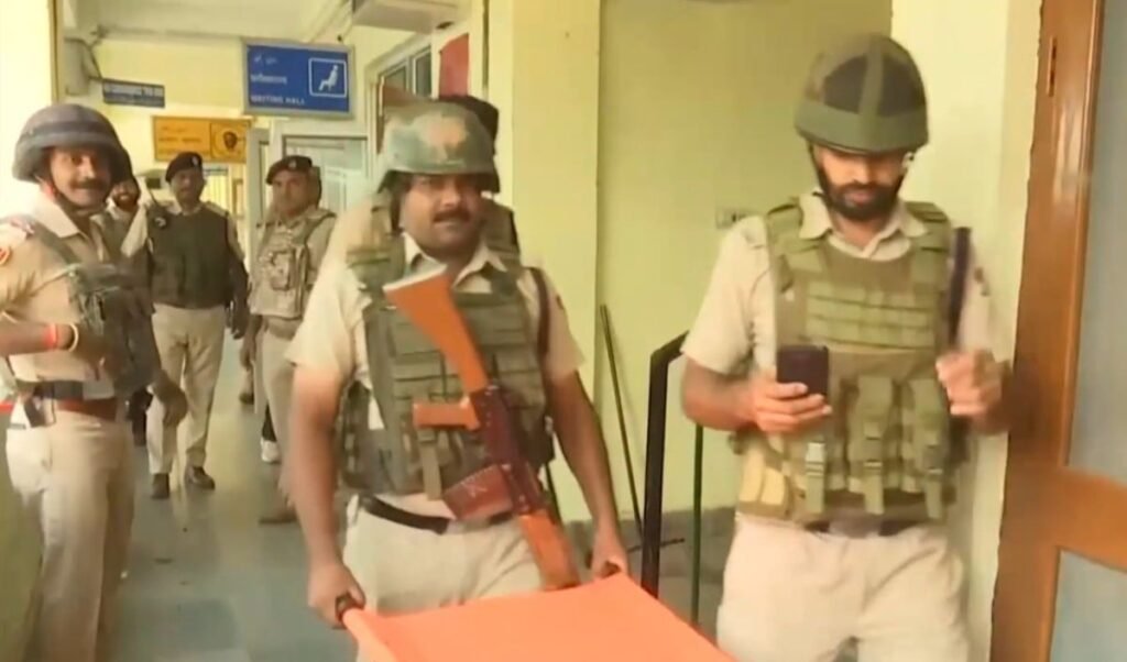 Amarnath Yatra से पहले Anantnag में सुरक्षा चाक-चौबंद, RPF ने Mock Drill से परखी तैयारी Amarnath Yatra से पहले Anantnag में सुरक्षा चाक-चौबंद, RPF ने Mock Drill से परखी तैयारी