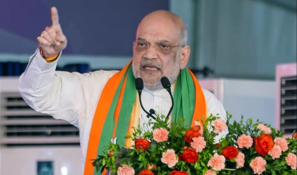 Amit Shah का बड़ा ऐलान: अब सिर्फ़ एक Shiv Sena, Eknath Shinde ही उसके असली नेता Amit Shah का बड़ा ऐलान: अब सिर्फ़ एक Shiv Sena, Eknath Shinde ही उसके असली नेता