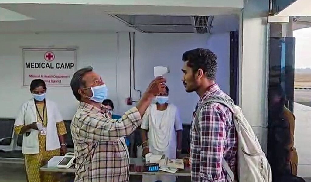 Andhra Pradesh में Ebola का खतरा! High Alert के बीच अंतरराष्ट्रीय यात्रियों की स्क्रीनिंग तेज Andhra Pradesh में Ebola का खतरा! High Alert के बीच अंतरराष्ट्रीय यात्रियों की स्क्रीनिंग तेज
